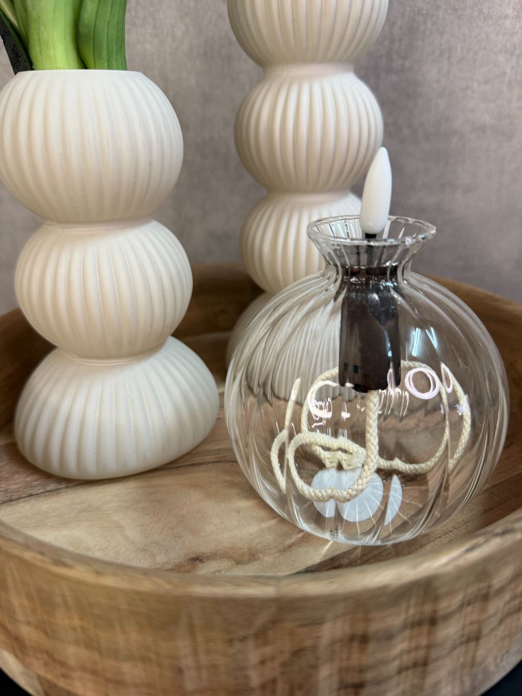 Tafel decoratie set met houten dienblad, beige vazen, paarse en roze real touch tulpen en glazen waxinelichthouder.