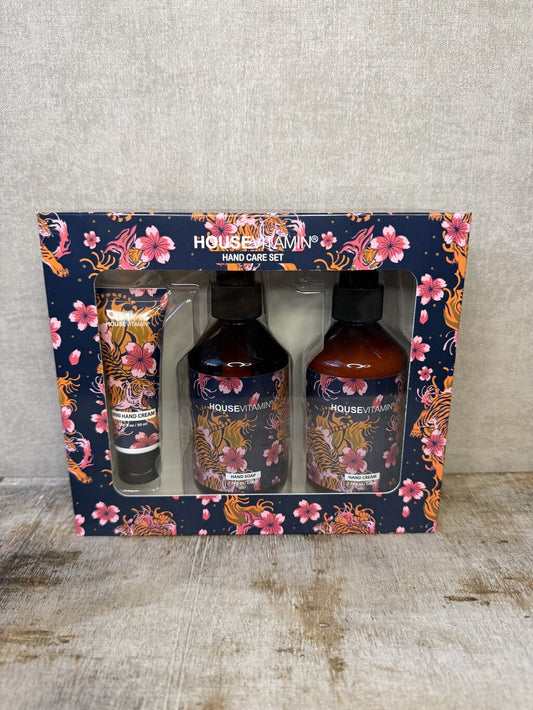 HouseVitamin cadeauset handverzorging Amber met handzeep, handcrème en mini handcrème in cadeauverpakking met tijger- en bloemenprint.