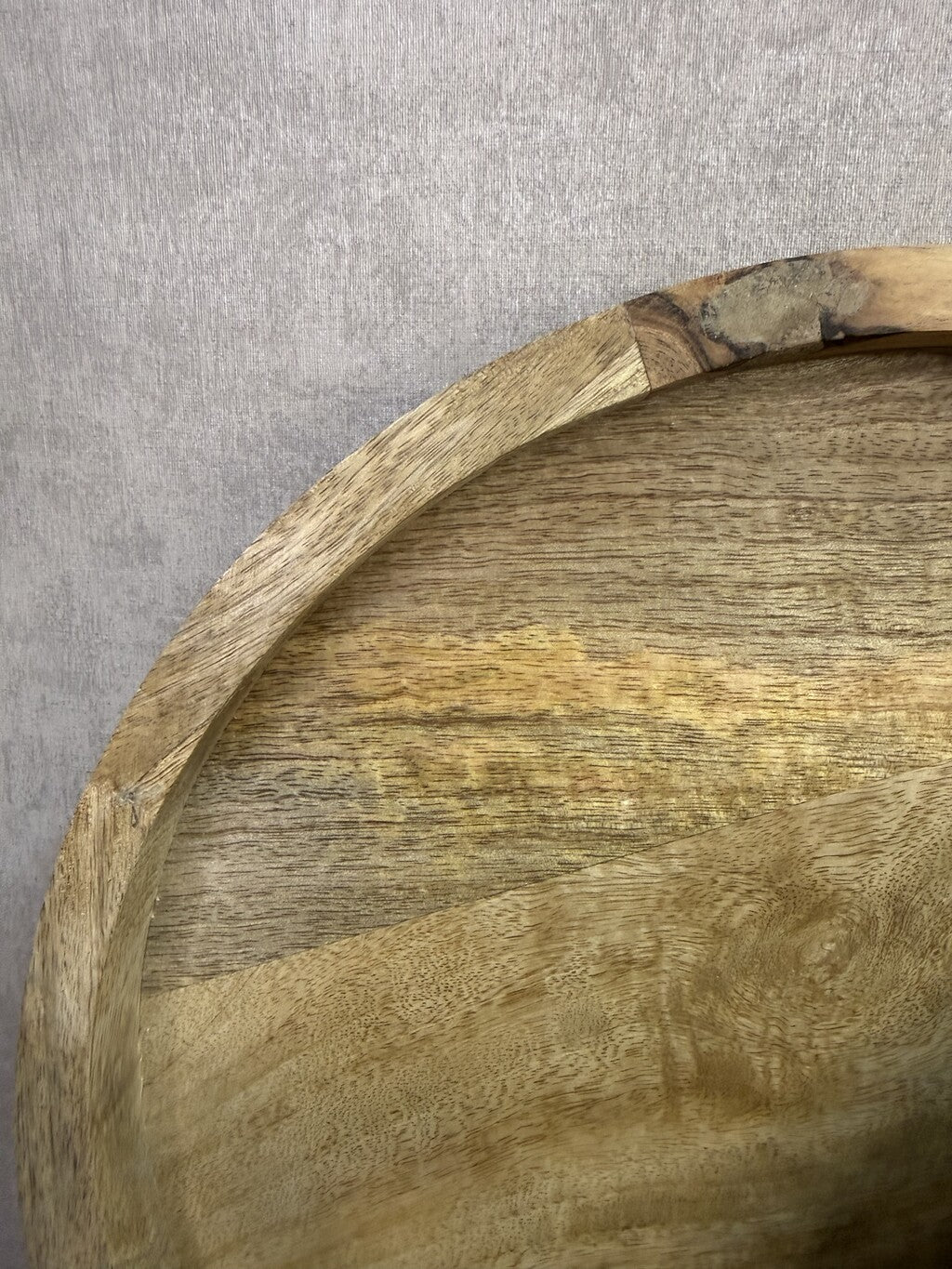 Drie ronde houten dienbladen in verschillende formaten met een natuurlijke houtnerf en opstaande rand.