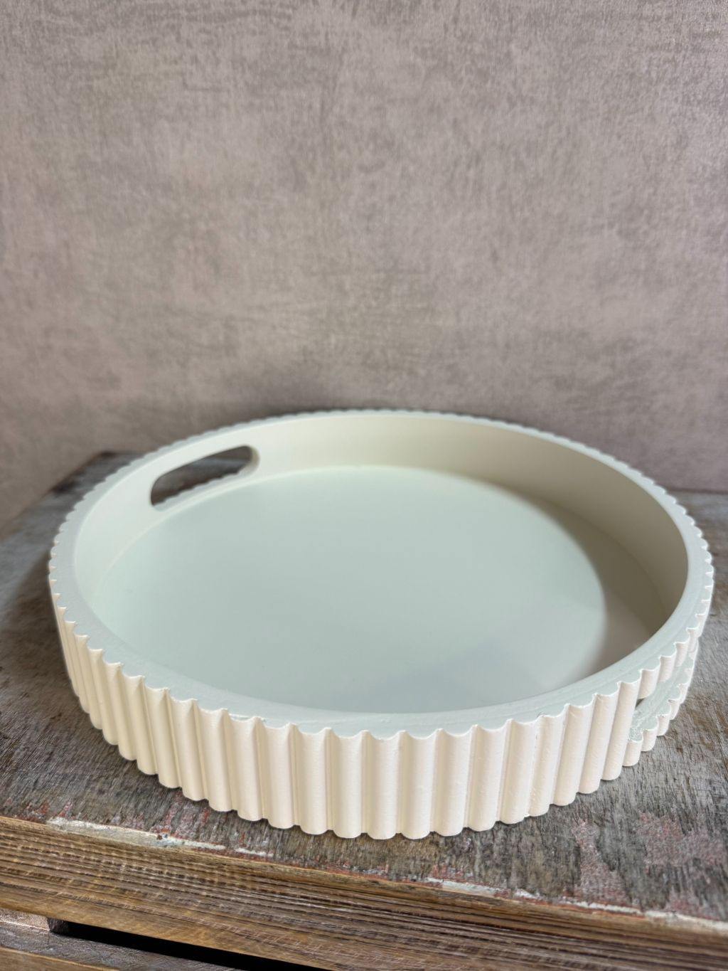 beige houten dienblad met geribbelde rand