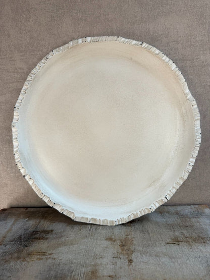 Rond houten dienblad Mato in wit met used look en speelse randafwerking, Ø 33 cm.