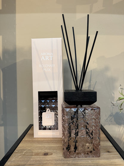 Geurstokjes Rosemary Musk 800 ml in luxe glazen facetflacon met zwarte geurstokjes.