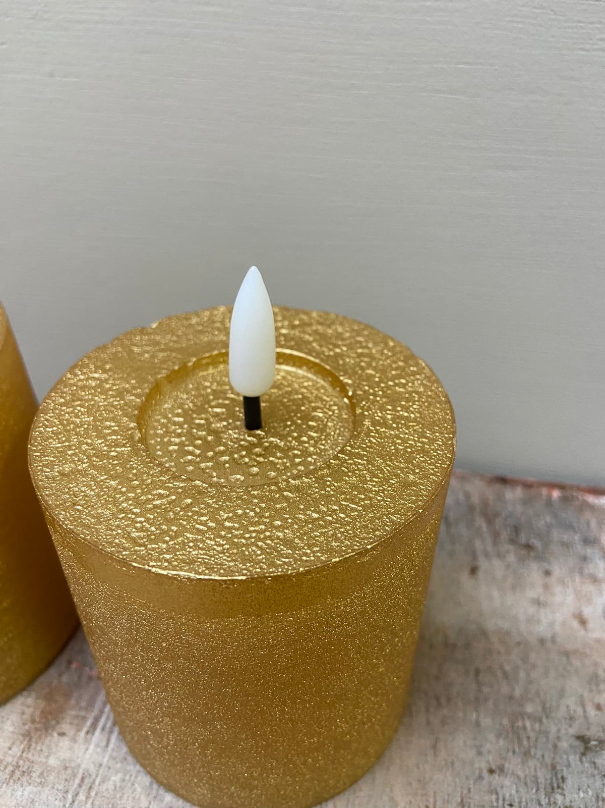 Led stompkaars in de kleur goud
