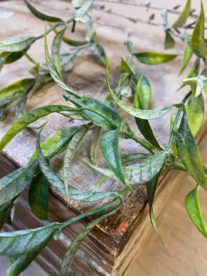 Groene kunsttak met hangend blad
