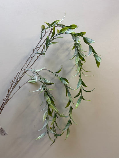 Groene kunsttak met hangend blad