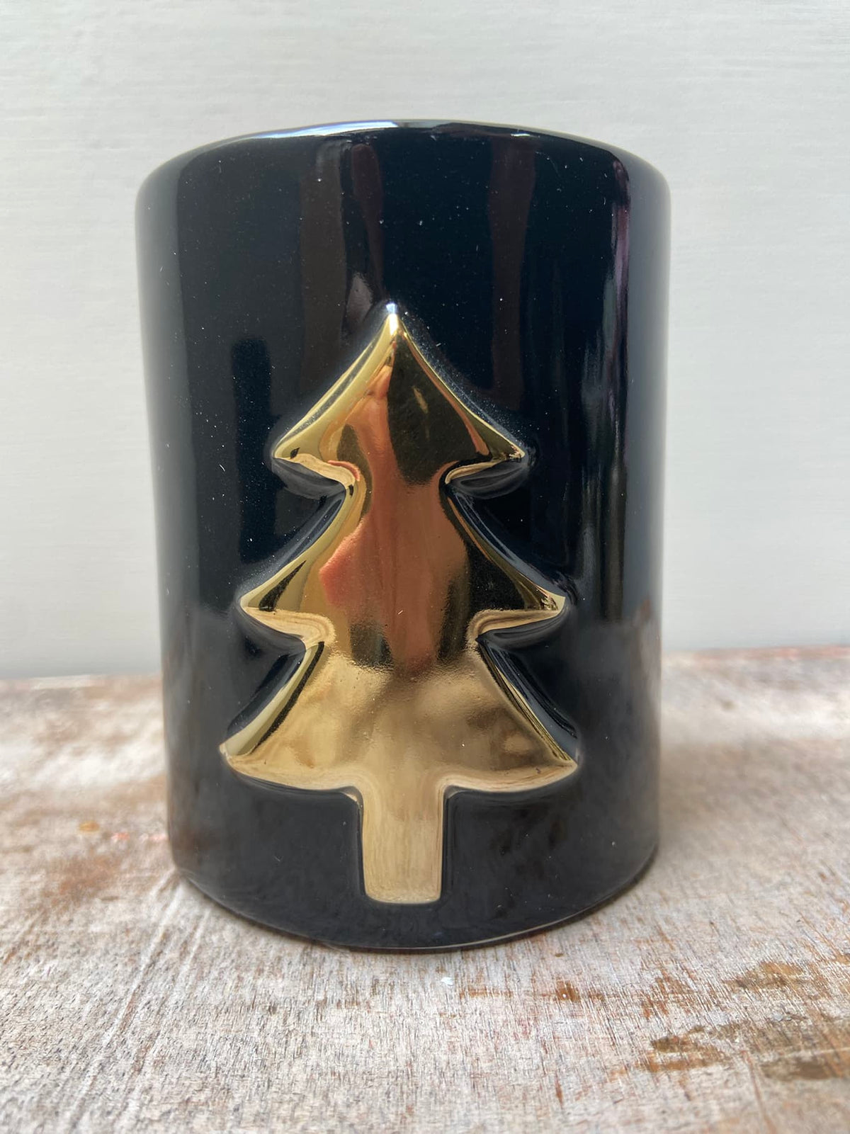 Zwarte kandelaar met gouden kerstboom