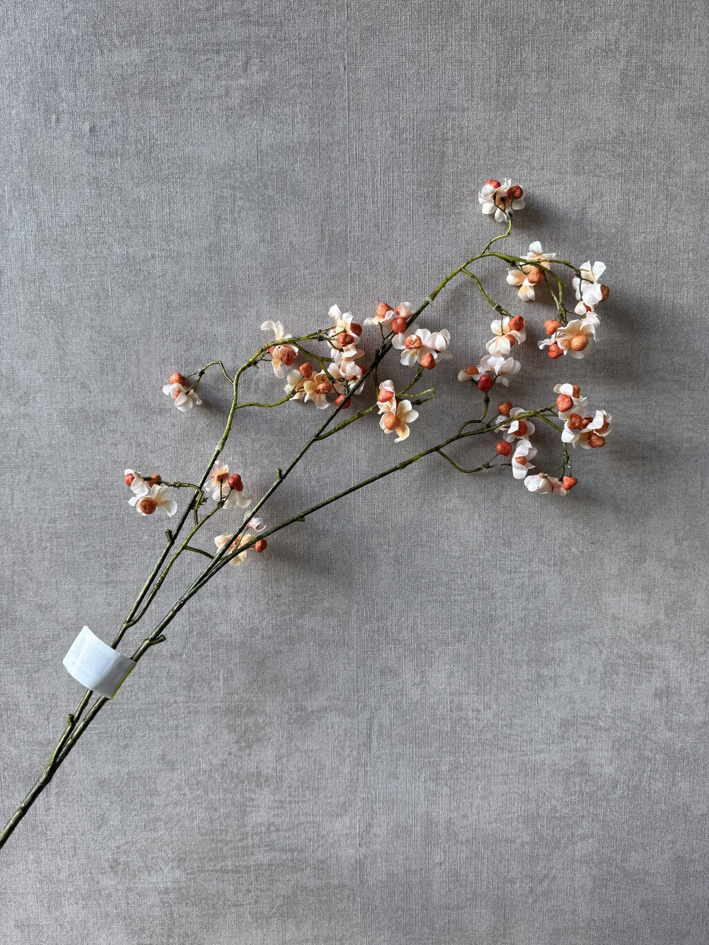 Kunsttak Kardinaalsmuts van 90 cm met kleine bloemen in zalm- en crèmetinten.