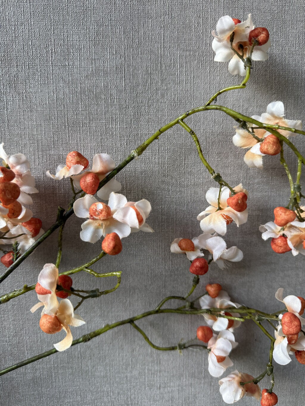 Kunsttak Kardinaalsmuts van 90 cm met kleine bloemen in zalm- en crèmetinten.