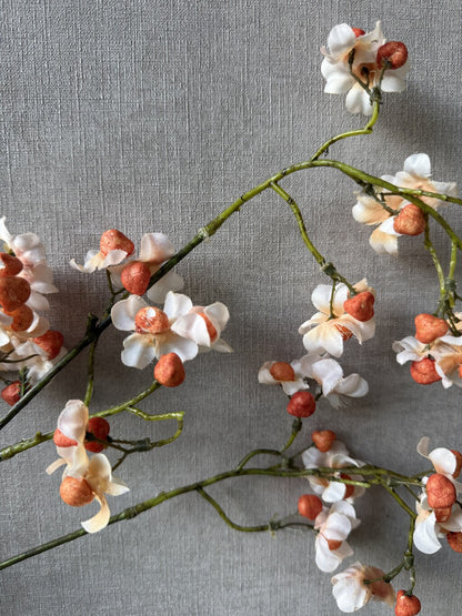 Kunsttak Kardinaalsmuts van 90 cm met kleine bloemen in zalm- en crèmetinten.