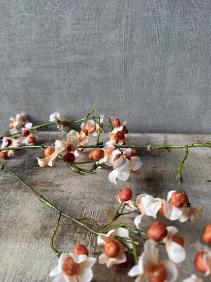 Kunsttak Kardinaalsmuts van 90 cm met kleine bloemen in zalm- en crèmetinten.