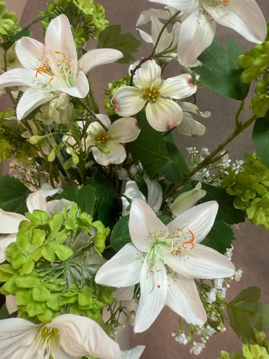 Kunstboeket met witte bloemen en groene sneeuwballen