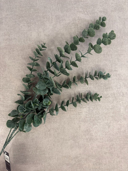 Groene kunsttak eucalyptus van Countryfield, met ronde bladeren en volle vertakking op neutrale achtergrond.