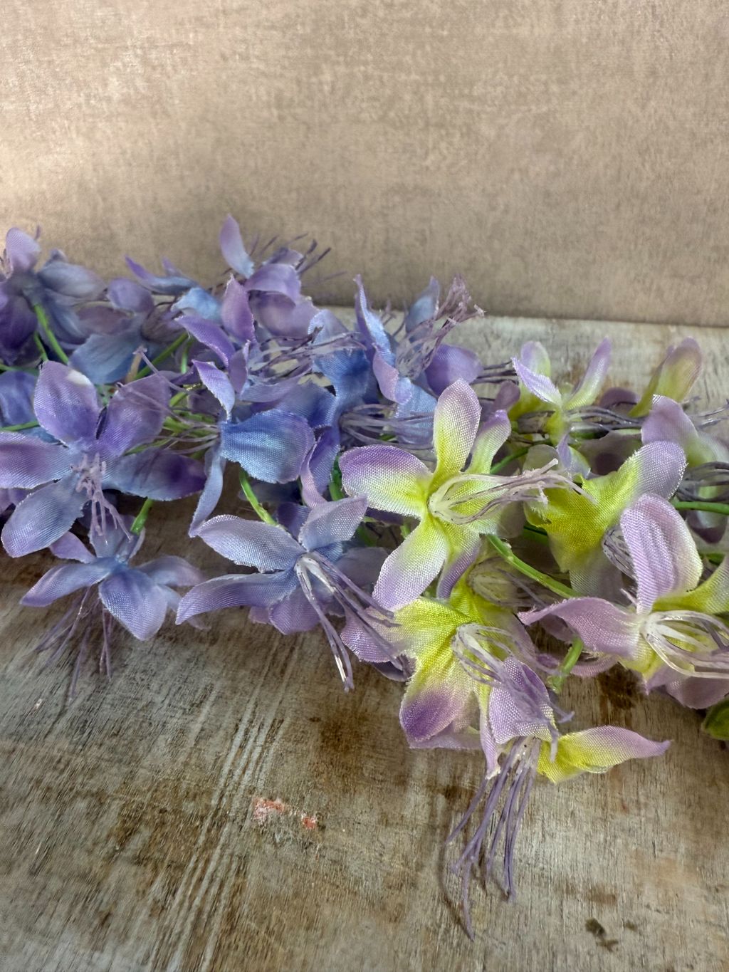 Lila kunstbloem Hyacinth van Colmore, 95 cm lang met realistische bloementros, ideaal voor hoge vazen of decoratieve boeketten.