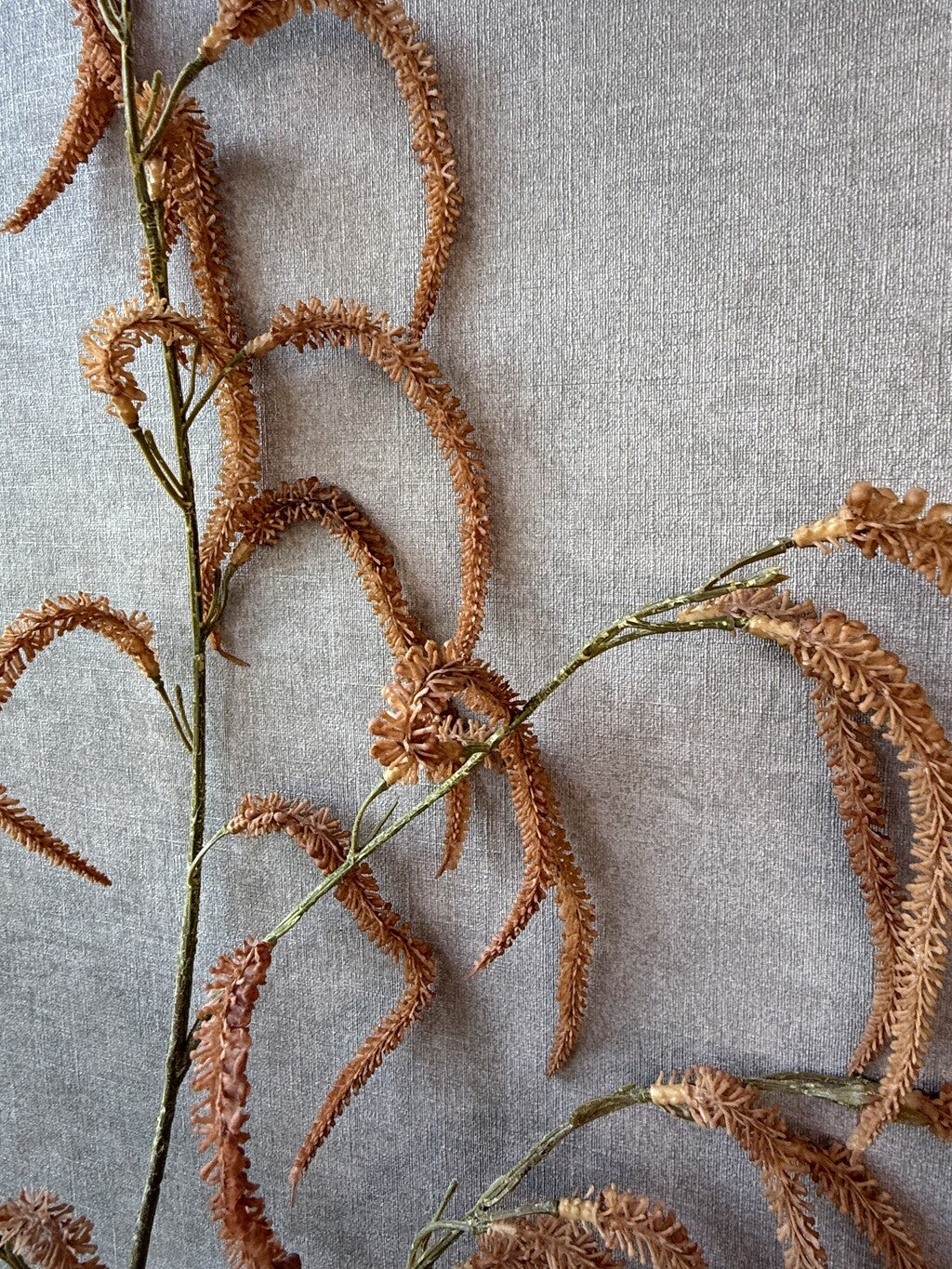 Bruine kunsttak Wilg van Mica Decorations met sierlijk hangende takken, lengte 108 cm.