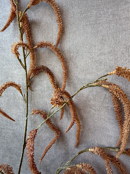 Bruine kunsttak Wilg van Mica Decorations met sierlijk hangende takken, lengte 108 cm.