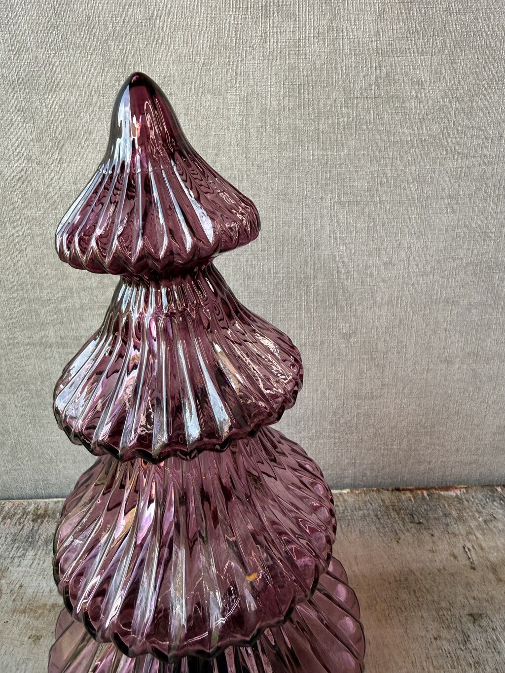 Paarse glazen LED kerstboom van 24 cm met geribbelde structuur en sfeerverlichting.