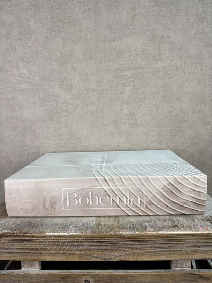 Beige opbergboek Bohemia van Homebound met witte lijnillustraties en een bruin opbergvak aan de binnenzijde.