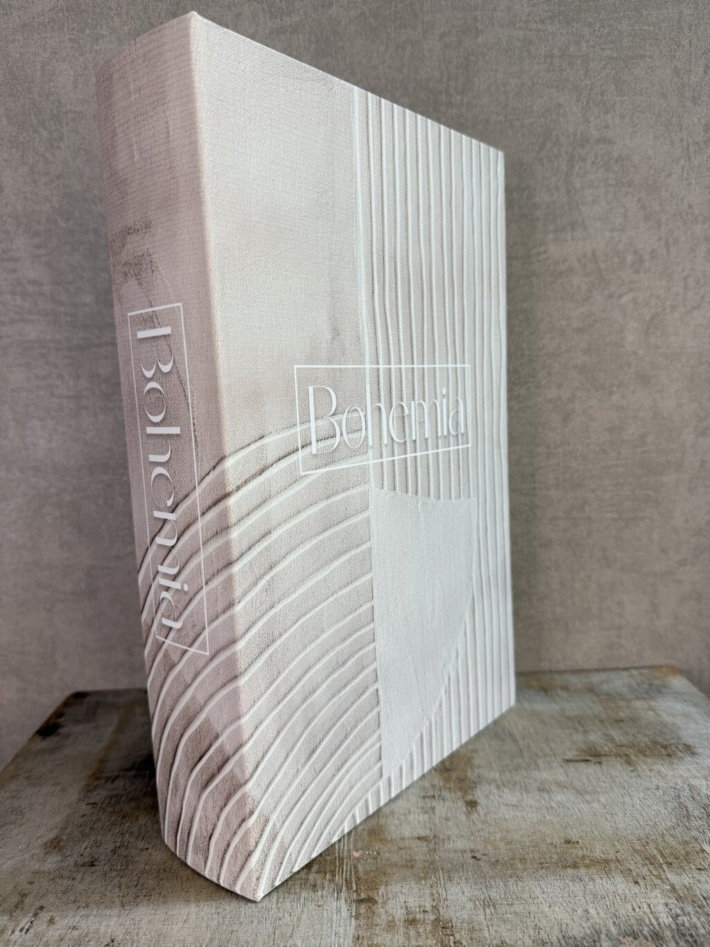 Beige opbergboek Bohemia van Homebound met witte lijnillustraties en een bruin opbergvak aan de binnenzijde.