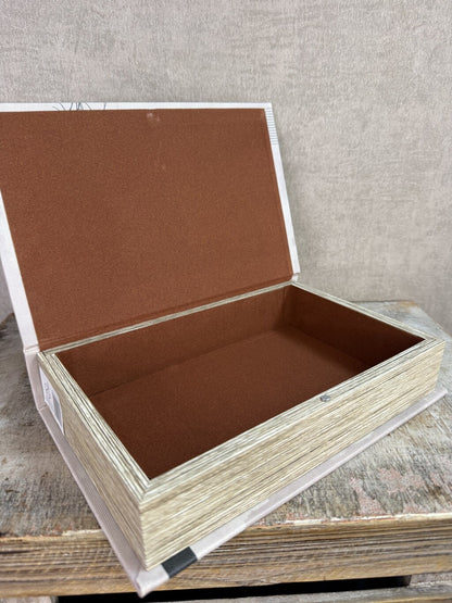 Beige opbergboek van Homebound met zwarte Interior design-print en een bruin opbergvak aan de binnenzijde.