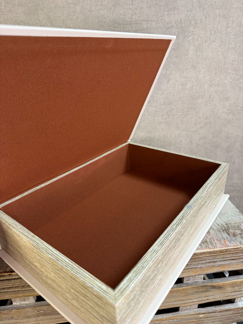 Wit opberg- en tafelboek Palm met botanisch palmbladmotief, liggend op een houten ondergrond.
