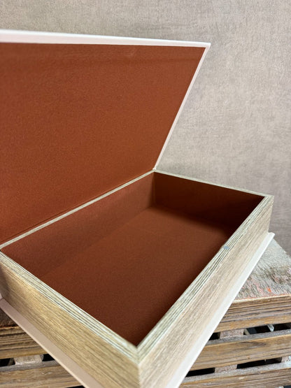 Wit opberg- en tafelboek Palm met botanisch palmbladmotief, liggend op een houten ondergrond.