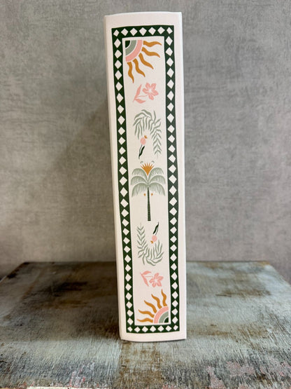 Wit opberg- en tafelboek Palm met botanisch palmbladmotief, liggend op een houten ondergrond.