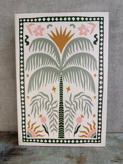 Wit opberg- en tafelboek Palm met botanisch palmbladmotief, liggend op een houten ondergrond.