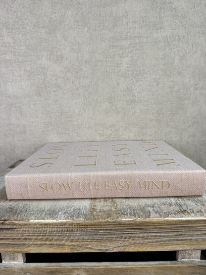 Beige opbergboek van Homebound met goudkleurige tekst Slow Life Easy Mind en een bruin opbergvak aan de binnenzijde.