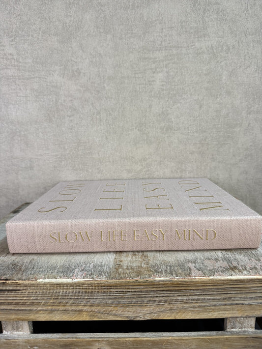 Beige opbergboek van Homebound met goudkleurige tekst Slow Life Easy Mind en een bruin opbergvak aan de binnenzijde.