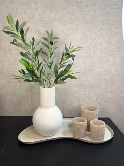 Organisch gevormd beige metalen dienblad met moderne kidney-vorm met accessoires.