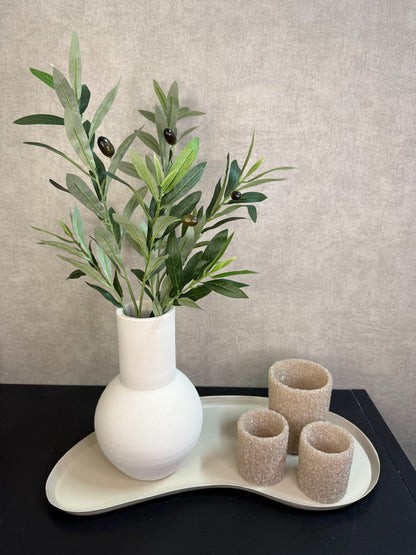Organisch gevormd beige metalen dienblad met moderne kidney-vorm met accessoires.