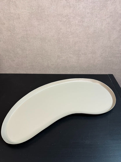 Organisch gevormd beige metalen dienblad met moderne kidney-vorm.