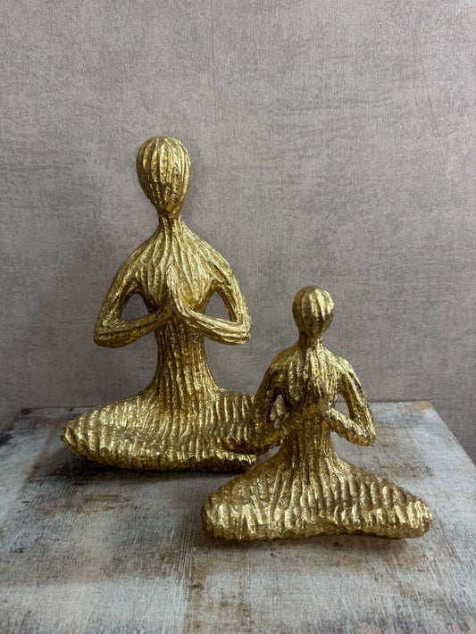 Ornament Serene Yoga – goudkleurig beeldje in yogahouding voor een serene uitstraling, twee formaten