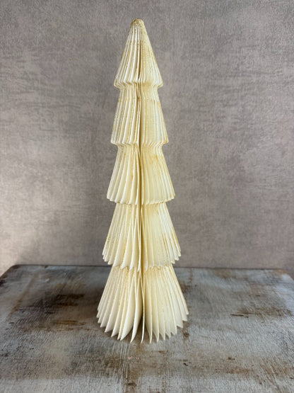 Papieren kerstboom ornament in wit met goudaccenten, 30 cm hoog, met magneetsluiting.
