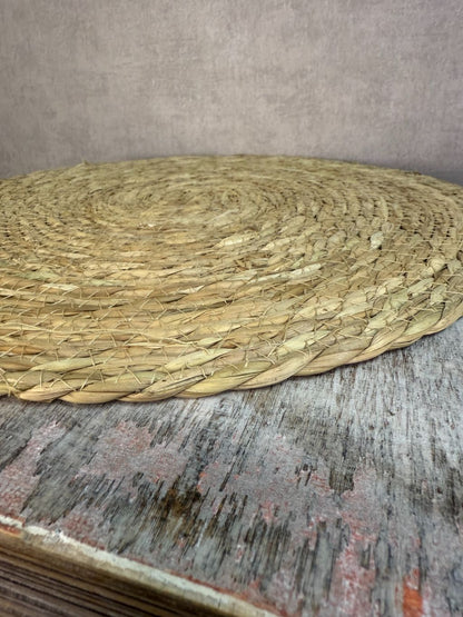 Placemat Cattail – ronde, handgevlochten naturel placemat van waterhyacint met een diameter van 38 cm.