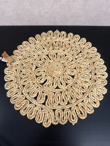 Ronde handgemaakte placemat van gevlochten raffia met lusrand in naturel kleur, merk J-line.