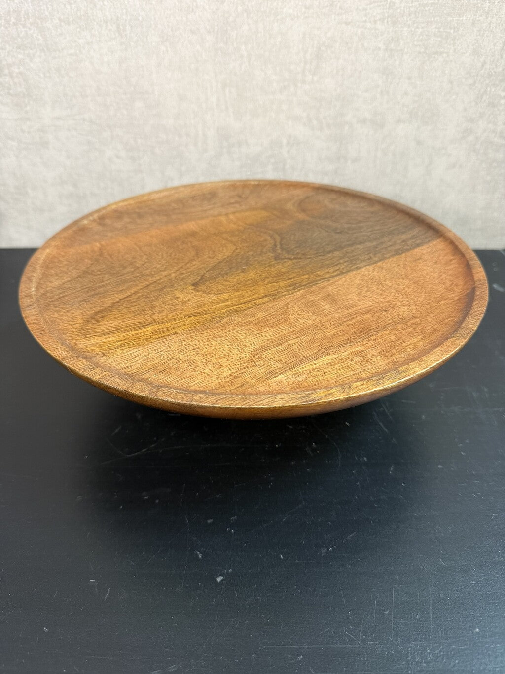 Bruin houten Plateau Mango op voet met een ronde vorm en zichtbare natuurlijke houtnerf.