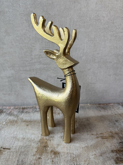 Gouden metalen rendier van 22 cm hoog als stijlvolle kerstdecoratie.