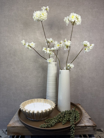 Tafel decoratie set Gwenn met bruin dienblad, beige vazen, witte kunstbloemen, groene decoratie en schaal met kaarsenzand.