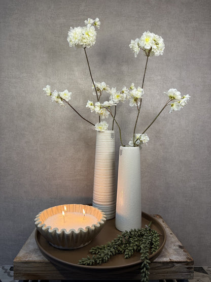 Tafel decoratie set Gwenn met bruin dienblad, beige vazen, witte kunstbloemen, groene decoratie en schaal met kaarsenzand.