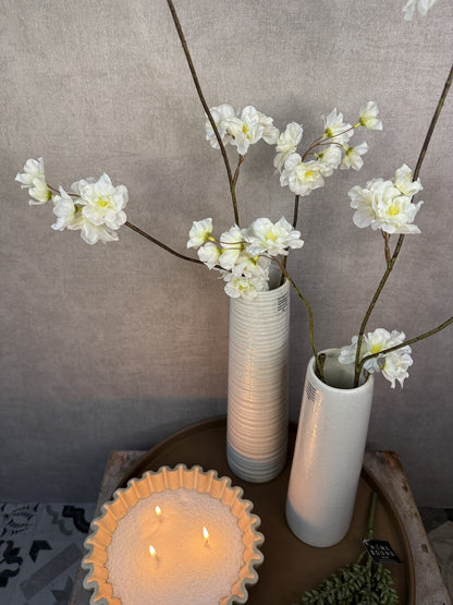 Tafel decoratie set Gwenn met bruin dienblad, beige vazen, witte kunstbloemen, groene decoratie en schaal met kaarsenzand.