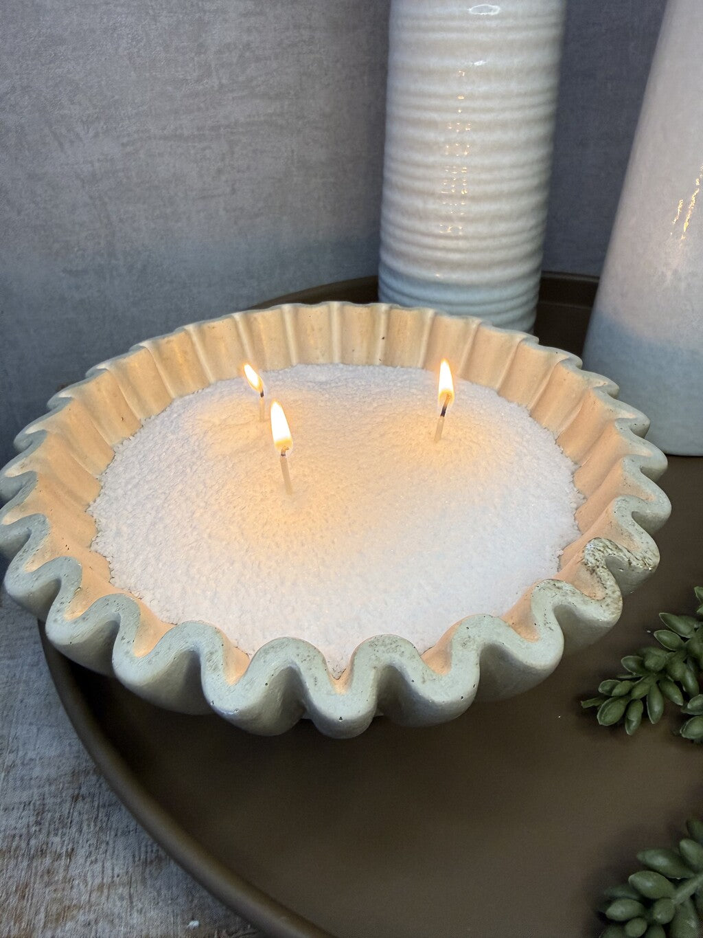 Tafel decoratie set Gwenn met bruin dienblad, beige vazen, witte kunstbloemen, groene decoratie en schaal met kaarsenzand.
