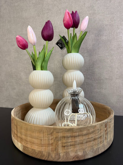 Tafel decoratie set met houten dienblad, beige vazen, paarse en roze real touch tulpen en glazen waxinelichthouder.