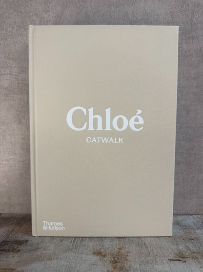 Beige hardcover tafelboek ‘Chloé Catwalk rechtop staand op een houten plank.