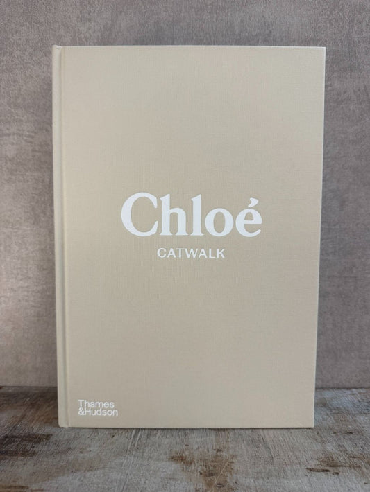 Beige hardcover tafelboek ‘Chloé Catwalk rechtop staand op een houten plank.