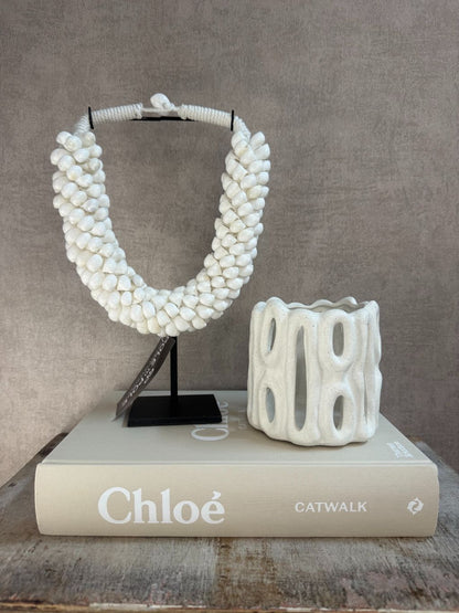 Beige hardcover tafelboek ‘Chloé Catwalk – The Complete 69’ op houten ondergrond, decoratief en stijlvol voor interieur of fashioncollectie. met decoratie