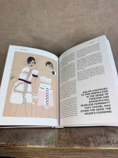 Zwart hardcover tafelboek Chanel Illustrated opengeslagen