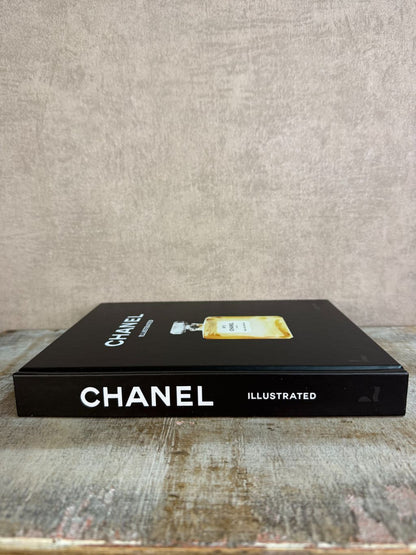 Zwart hardcover tafelboek Chanel Illustrated zijkant