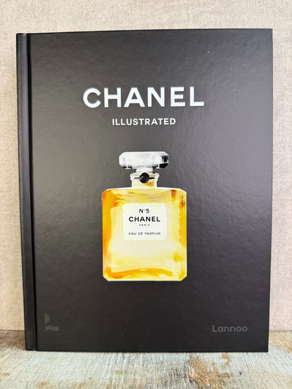 Zwart hardcover tafelboek Chanel Illustrated met een illustratie van het iconische Chanel No.5 parfum op de cover.