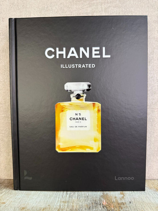 Zwart hardcover tafelboek Chanel Illustrated met een illustratie van het iconische Chanel No.5 parfum op de cover.